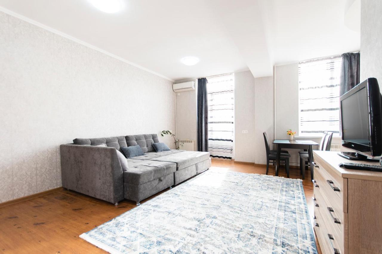 Comfortable Apartment In The Golden Square. Almaty Esterno foto