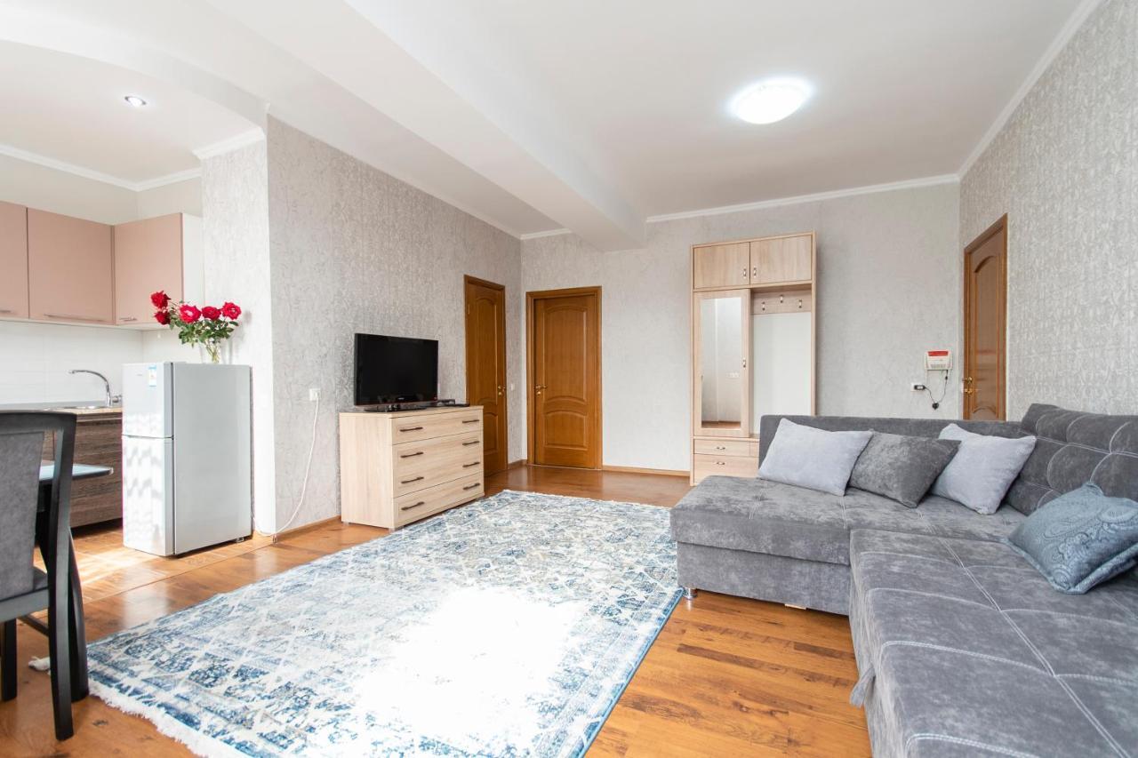 Comfortable Apartment In The Golden Square. Almaty Esterno foto