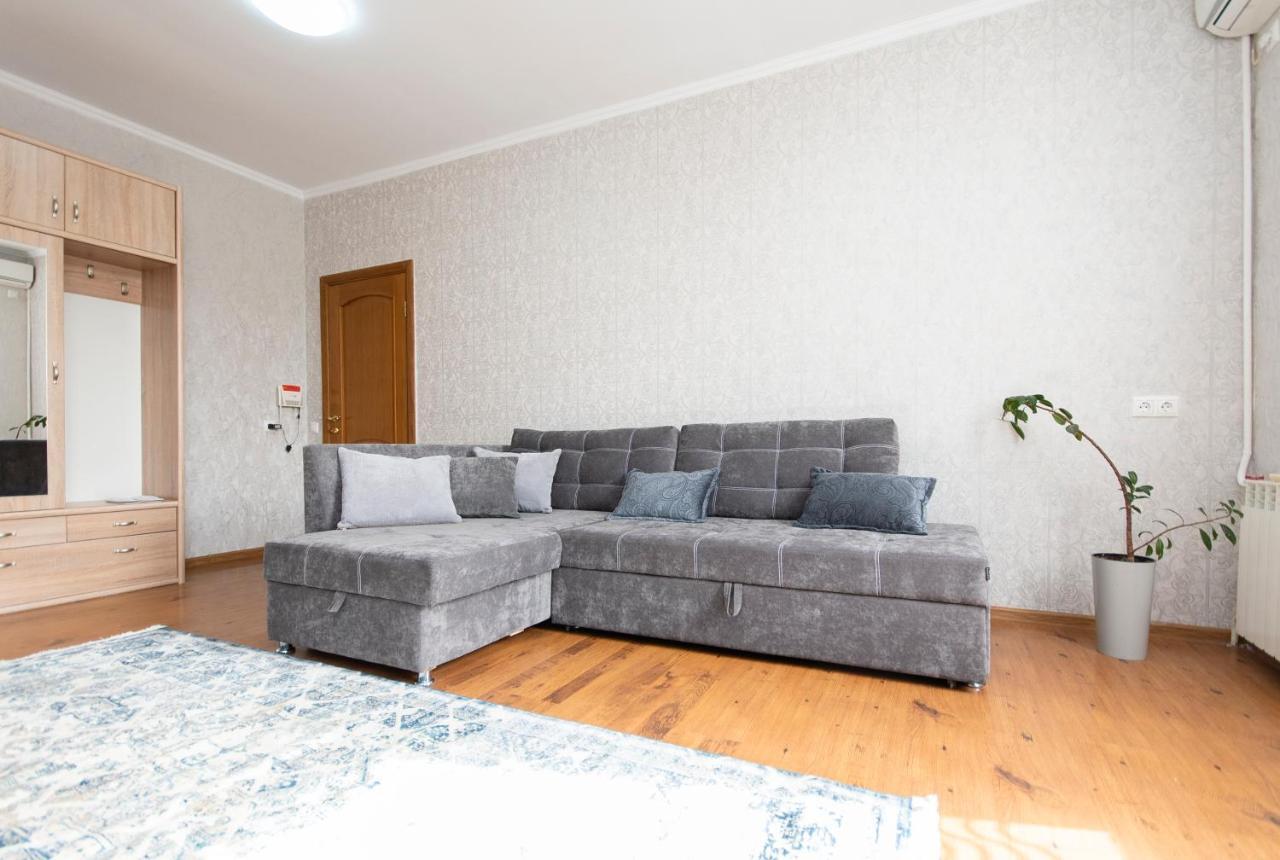 Comfortable Apartment In The Golden Square. Almaty Esterno foto