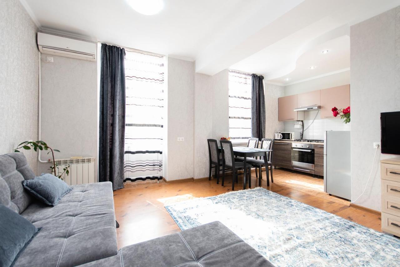 Comfortable Apartment In The Golden Square. Almaty Esterno foto