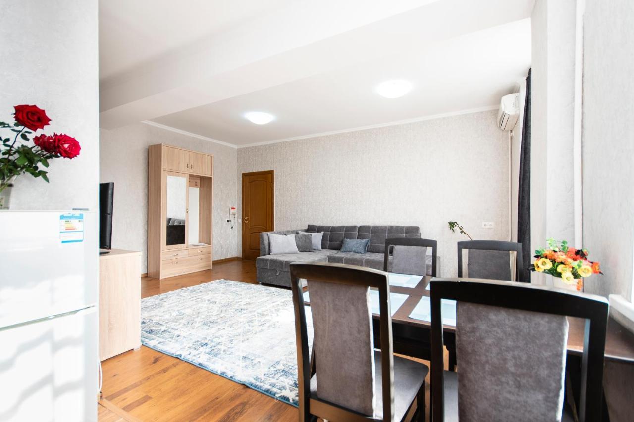 Comfortable Apartment In The Golden Square. Almaty Esterno foto