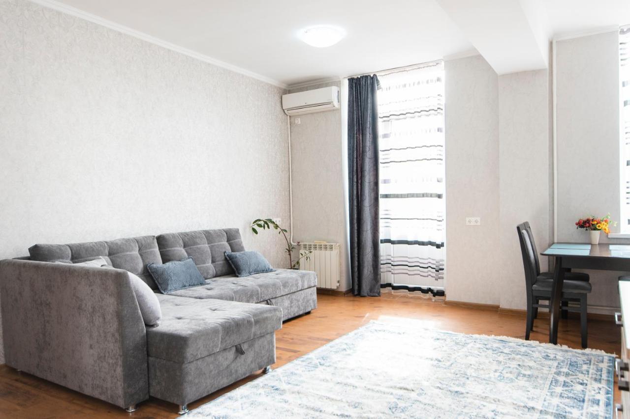 Comfortable Apartment In The Golden Square. Almaty Esterno foto